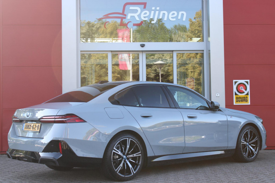 BMW 5 Serie 530e M-SPORT PRO 300PK (nieuw model) | PANORAMA DAK | M-SPORT PAKKET | M-SPORT AERODYNAMICA |  M-SPORT NAPPALEDEREN STUURWIEL MET SPORTBOOST FUNCTIE | BMW SHADOWLINE ADAPTIEVE LED KOPLAMPEN | ELEKTRISCH BEDIENBARE ACHTERKLEP |  BMW INDIVIDIUAL HIGH GLOSS EXTERIEUR RAAMLIJST AFWERKING | BMW LIVE COCKPIT PROFESSIONAL | ELEKTRISCH VERSTELBARE VOORSTOELEN MET VENTILATIE / VERWARMING EN GEHEUGEN OP DE BESTUURDERSSTOEL |  ACHTERBANKVERWARMING | 4-ZONE CLIMATE CONTROL | DONKER GETINTE ACHTERRUITEN | DONKERE HEMELBEKLEDING | DRIVE ASSISTANT | HARMAN KARDON Hi-Fi GELUIDSSYSTEEM