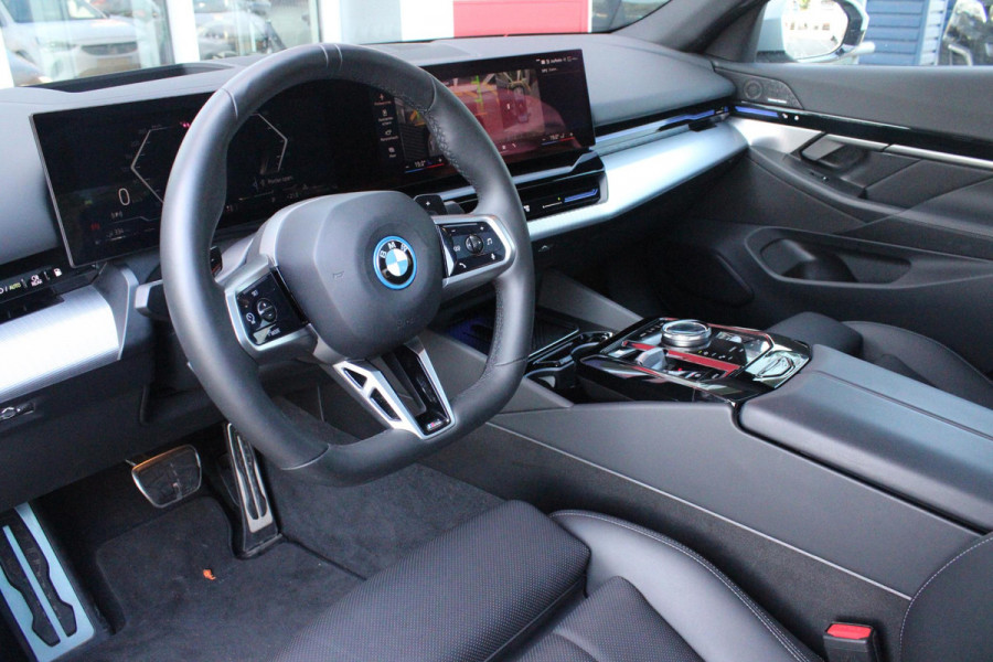 BMW 5 Serie 530e M-SPORT PRO 300PK (nieuw model) | PANORAMA DAK | M-SPORT PAKKET | M-SPORT AERODYNAMICA |  M-SPORT NAPPALEDEREN STUURWIEL MET SPORTBOOST FUNCTIE | BMW SHADOWLINE ADAPTIEVE LED KOPLAMPEN | ELEKTRISCH BEDIENBARE ACHTERKLEP |  BMW INDIVIDIUAL HIGH GLOSS EXTERIEUR RAAMLIJST AFWERKING | BMW LIVE COCKPIT PROFESSIONAL | ELEKTRISCH VERSTELBARE VOORSTOELEN MET VENTILATIE / VERWARMING EN GEHEUGEN OP DE BESTUURDERSSTOEL |  ACHTERBANKVERWARMING | 4-ZONE CLIMATE CONTROL | DONKER GETINTE ACHTERRUITEN | DONKERE HEMELBEKLEDING | DRIVE ASSISTANT | HARMAN KARDON Hi-Fi GELUIDSSYSTEEM