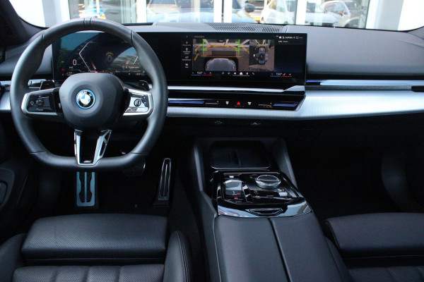 BMW 5 Serie 530e M-SPORT PRO 300PK (nieuw model) | PANORAMA DAK | M-SPORT PAKKET | M-SPORT AERODYNAMICA |  M-SPORT NAPPALEDEREN STUURWIEL MET SPORTBOOST FUNCTIE | BMW SHADOWLINE ADAPTIEVE LED KOPLAMPEN | ELEKTRISCH BEDIENBARE ACHTERKLEP |  BMW INDIVIDIUAL HIGH GLOSS EXTERIEUR RAAMLIJST AFWERKING | BMW LIVE COCKPIT PROFESSIONAL | ELEKTRISCH VERSTELBARE VOORSTOELEN MET VENTILATIE / VERWARMING EN GEHEUGEN OP DE BESTUURDERSSTOEL |  ACHTERBANKVERWARMING | 4-ZONE CLIMATE CONTROL | DONKER GETINTE ACHTERRUITEN | DONKERE HEMELBEKLEDING | DRIVE ASSISTANT | HARMAN KARDON Hi-Fi GELUIDSSYSTEEM