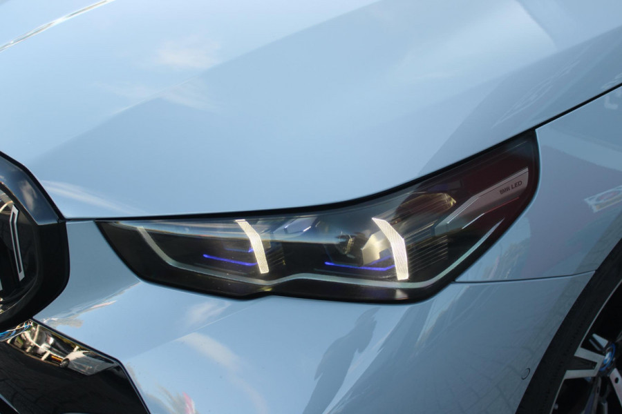 BMW 5 Serie 530e M-SPORT PRO 300PK (nieuw model) | PANORAMA DAK | M-SPORT PAKKET | M-SPORT AERODYNAMICA |  M-SPORT NAPPALEDEREN STUURWIEL MET SPORTBOOST FUNCTIE | BMW SHADOWLINE ADAPTIEVE LED KOPLAMPEN | ELEKTRISCH BEDIENBARE ACHTERKLEP |  BMW INDIVIDIUAL HIGH GLOSS EXTERIEUR RAAMLIJST AFWERKING | BMW LIVE COCKPIT PROFESSIONAL | ELEKTRISCH VERSTELBARE VOORSTOELEN MET VENTILATIE / VERWARMING EN GEHEUGEN OP DE BESTUURDERSSTOEL |  ACHTERBANKVERWARMING | 4-ZONE CLIMATE CONTROL | DONKER GETINTE ACHTERRUITEN | DONKERE HEMELBEKLEDING | DRIVE ASSISTANT | HARMAN KARDON Hi-Fi GELUIDSSYSTEEM