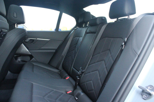 BMW 5 Serie 530e M-SPORT PRO 300PK (nieuw model) | PANORAMA DAK | M-SPORT PAKKET | M-SPORT AERODYNAMICA |  M-SPORT NAPPALEDEREN STUURWIEL MET SPORTBOOST FUNCTIE | BMW SHADOWLINE ADAPTIEVE LED KOPLAMPEN | ELEKTRISCH BEDIENBARE ACHTERKLEP |  BMW INDIVIDIUAL HIGH GLOSS EXTERIEUR RAAMLIJST AFWERKING | BMW LIVE COCKPIT PROFESSIONAL | ELEKTRISCH VERSTELBARE VOORSTOELEN MET VENTILATIE / VERWARMING EN GEHEUGEN OP DE BESTUURDERSSTOEL |  ACHTERBANKVERWARMING | 4-ZONE CLIMATE CONTROL | DONKER GETINTE ACHTERRUITEN | DONKERE HEMELBEKLEDING | DRIVE ASSISTANT | HARMAN KARDON Hi-Fi GELUIDSSYSTEEM