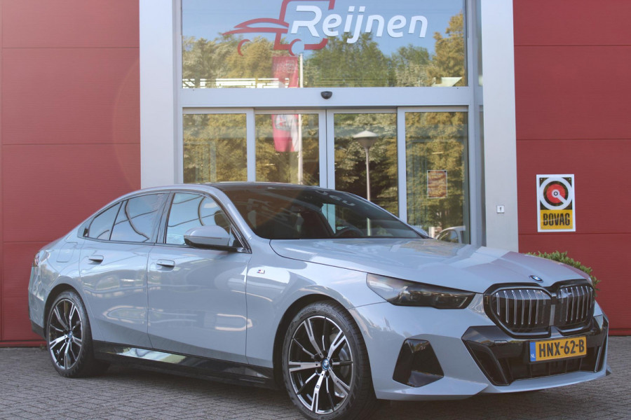 BMW 5 Serie 530e M-SPORT PRO 300PK (nieuw model) | PANORAMA DAK | M-SPORT PAKKET | M-SPORT AERODYNAMICA |  M-SPORT NAPPALEDEREN STUURWIEL MET SPORTBOOST FUNCTIE | BMW SHADOWLINE ADAPTIEVE LED KOPLAMPEN | ELEKTRISCH BEDIENBARE ACHTERKLEP |  BMW INDIVIDIUAL HIGH GLOSS EXTERIEUR RAAMLIJST AFWERKING | BMW LIVE COCKPIT PROFESSIONAL | ELEKTRISCH VERSTELBARE VOORSTOELEN MET VENTILATIE / VERWARMING EN GEHEUGEN OP DE BESTUURDERSSTOEL |  ACHTERBANKVERWARMING | 4-ZONE CLIMATE CONTROL | DONKER GETINTE ACHTERRUITEN | DONKERE HEMELBEKLEDING | DRIVE ASSISTANT | HARMAN KARDON Hi-Fi GELUIDSSYSTEEM