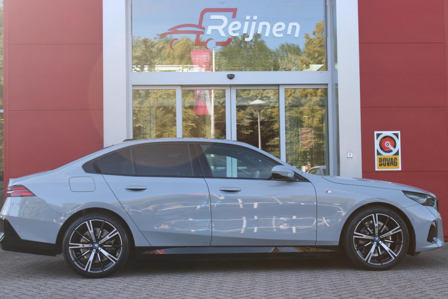 BMW 5 Serie 530e M-SPORT PRO 300PK (nieuw model) | PANORAMA DAK | M-SPORT PAKKET | M-SPORT AERODYNAMICA |  M-SPORT NAPPALEDEREN STUURWIEL MET SPORTBOOST FUNCTIE | BMW SHADOWLINE ADAPTIEVE LED KOPLAMPEN | ELEKTRISCH BEDIENBARE ACHTERKLEP |  BMW INDIVIDIUAL HIGH GLOSS EXTERIEUR RAAMLIJST AFWERKING | BMW LIVE COCKPIT PROFESSIONAL | ELEKTRISCH VERSTELBARE VOORSTOELEN MET VENTILATIE / VERWARMING EN GEHEUGEN OP DE BESTUURDERSSTOEL |  ACHTERBANKVERWARMING | 4-ZONE CLIMATE CONTROL | DONKER GETINTE ACHTERRUITEN | DONKERE HEMELBEKLEDING | DRIVE ASSISTANT | HARMAN KARDON Hi-Fi GELUIDSSYSTEEM