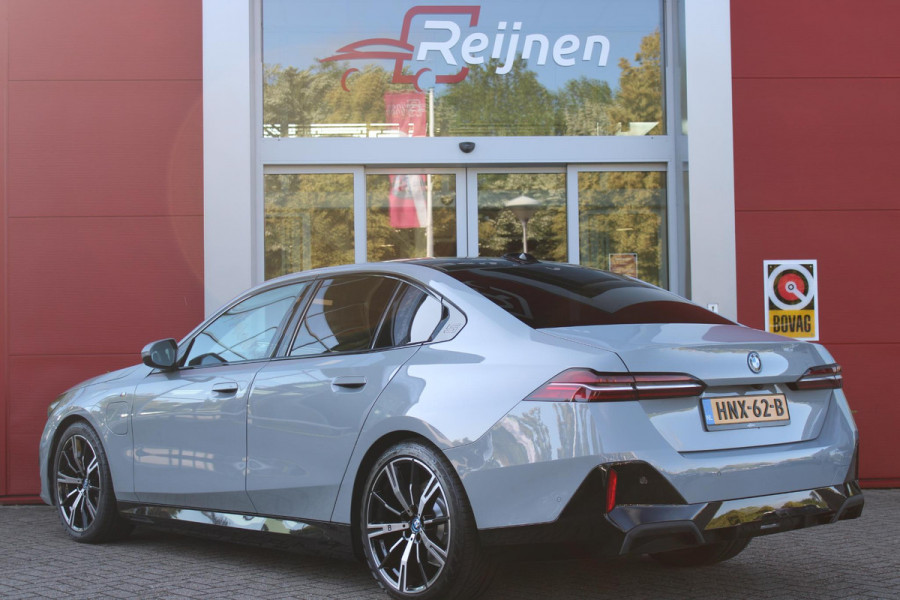 BMW 5 Serie 530e M-SPORT PRO 300PK (nieuw model) | PANORAMA DAK | M-SPORT PAKKET | M-SPORT AERODYNAMICA |  M-SPORT NAPPALEDEREN STUURWIEL MET SPORTBOOST FUNCTIE | BMW SHADOWLINE ADAPTIEVE LED KOPLAMPEN | ELEKTRISCH BEDIENBARE ACHTERKLEP |  BMW INDIVIDIUAL HIGH GLOSS EXTERIEUR RAAMLIJST AFWERKING | BMW LIVE COCKPIT PROFESSIONAL | ELEKTRISCH VERSTELBARE VOORSTOELEN MET VENTILATIE / VERWARMING EN GEHEUGEN OP DE BESTUURDERSSTOEL |  ACHTERBANKVERWARMING | 4-ZONE CLIMATE CONTROL | DONKER GETINTE ACHTERRUITEN | DONKERE HEMELBEKLEDING | DRIVE ASSISTANT | HARMAN KARDON Hi-Fi GELUIDSSYSTEEM