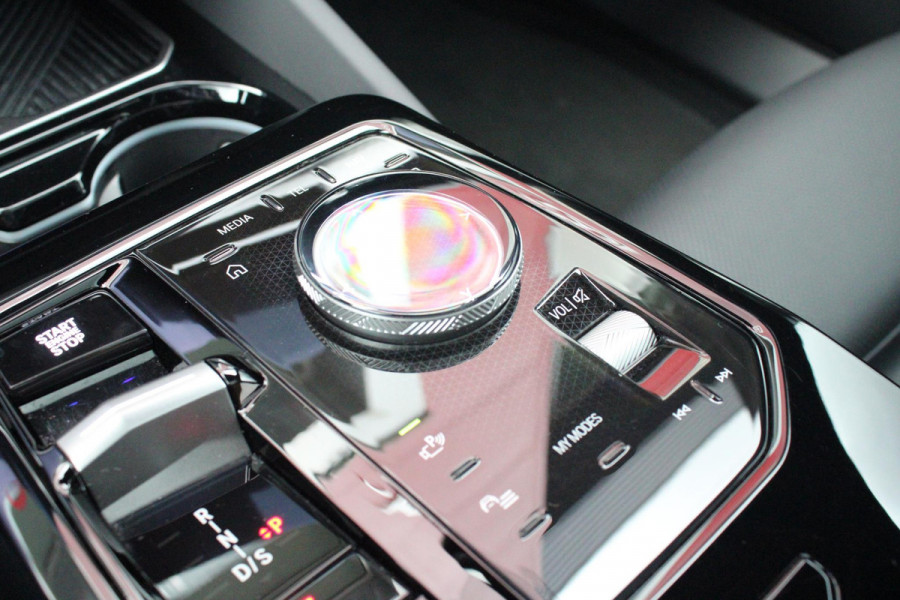 BMW 5 Serie 530e M-SPORT PRO 300PK (nieuw model) | PANORAMA DAK | M-SPORT PAKKET | M-SPORT AERODYNAMICA |  M-SPORT NAPPALEDEREN STUURWIEL MET SPORTBOOST FUNCTIE | BMW SHADOWLINE ADAPTIEVE LED KOPLAMPEN | ELEKTRISCH BEDIENBARE ACHTERKLEP |  BMW INDIVIDIUAL HIGH GLOSS EXTERIEUR RAAMLIJST AFWERKING | BMW LIVE COCKPIT PROFESSIONAL | ELEKTRISCH VERSTELBARE VOORSTOELEN MET VENTILATIE / VERWARMING EN GEHEUGEN OP DE BESTUURDERSSTOEL |  ACHTERBANKVERWARMING | 4-ZONE CLIMATE CONTROL | DONKER GETINTE ACHTERRUITEN | DONKERE HEMELBEKLEDING | DRIVE ASSISTANT | HARMAN KARDON Hi-Fi GELUIDSSYSTEEM