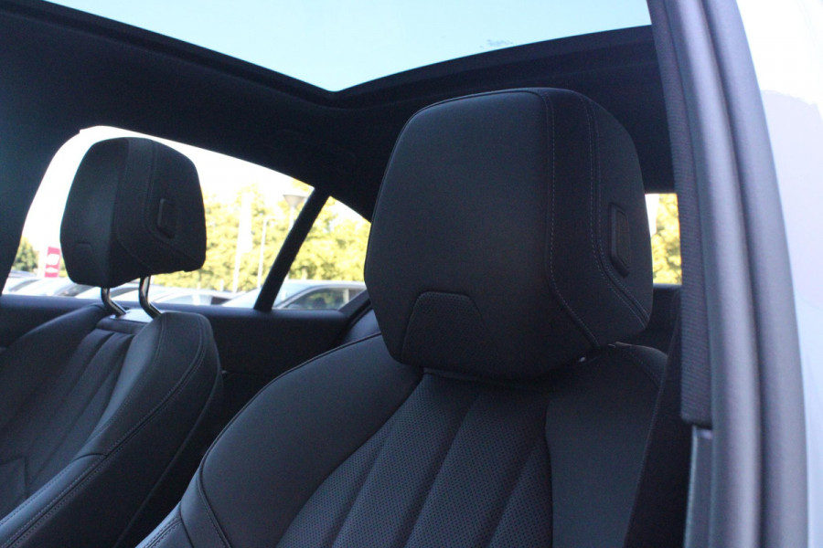 BMW 5 Serie 530e M-SPORT PRO 300PK (nieuw model) | PANORAMA DAK | M-SPORT PAKKET | M-SPORT AERODYNAMICA |  M-SPORT NAPPALEDEREN STUURWIEL MET SPORTBOOST FUNCTIE | BMW SHADOWLINE ADAPTIEVE LED KOPLAMPEN | ELEKTRISCH BEDIENBARE ACHTERKLEP |  BMW INDIVIDIUAL HIGH GLOSS EXTERIEUR RAAMLIJST AFWERKING | BMW LIVE COCKPIT PROFESSIONAL | ELEKTRISCH VERSTELBARE VOORSTOELEN MET VENTILATIE / VERWARMING EN GEHEUGEN OP DE BESTUURDERSSTOEL |  ACHTERBANKVERWARMING | 4-ZONE CLIMATE CONTROL | DONKER GETINTE ACHTERRUITEN | DONKERE HEMELBEKLEDING | DRIVE ASSISTANT | HARMAN KARDON Hi-Fi GELUIDSSYSTEEM