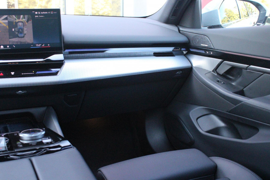 BMW 5 Serie 530e M-SPORT PRO 300PK (nieuw model) | PANORAMA DAK | M-SPORT PAKKET | M-SPORT AERODYNAMICA |  M-SPORT NAPPALEDEREN STUURWIEL MET SPORTBOOST FUNCTIE | BMW SHADOWLINE ADAPTIEVE LED KOPLAMPEN | ELEKTRISCH BEDIENBARE ACHTERKLEP |  BMW INDIVIDIUAL HIGH GLOSS EXTERIEUR RAAMLIJST AFWERKING | BMW LIVE COCKPIT PROFESSIONAL | ELEKTRISCH VERSTELBARE VOORSTOELEN MET VENTILATIE / VERWARMING EN GEHEUGEN OP DE BESTUURDERSSTOEL |  ACHTERBANKVERWARMING | 4-ZONE CLIMATE CONTROL | DONKER GETINTE ACHTERRUITEN | DONKERE HEMELBEKLEDING | DRIVE ASSISTANT | HARMAN KARDON Hi-Fi GELUIDSSYSTEEM