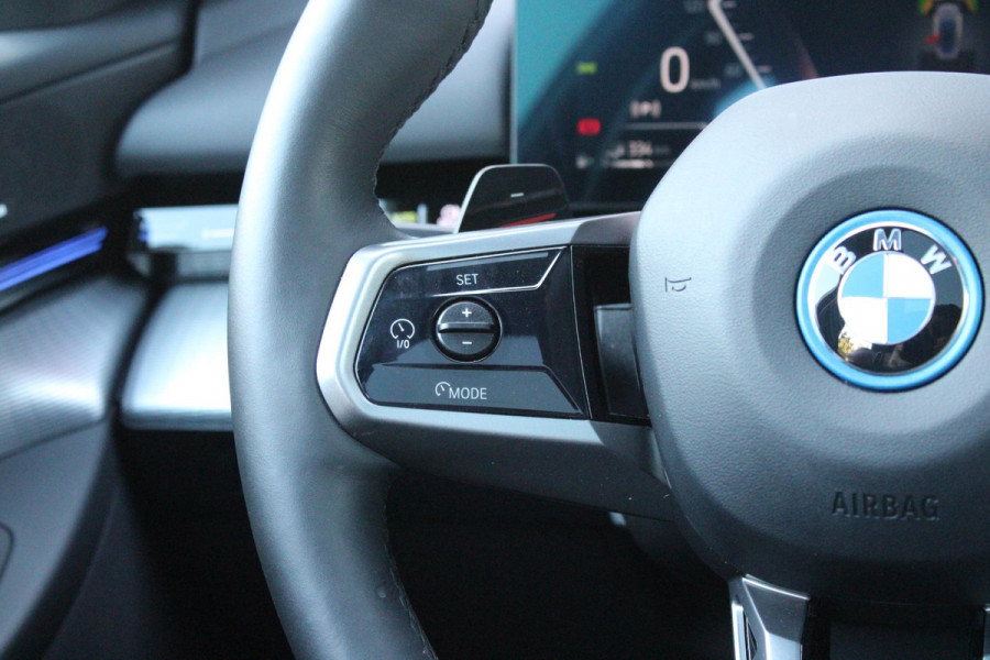 BMW 5 Serie 530e M-SPORT PRO 300PK (nieuw model) | PANORAMA DAK | M-SPORT PAKKET | M-SPORT AERODYNAMICA |  M-SPORT NAPPALEDEREN STUURWIEL MET SPORTBOOST FUNCTIE | BMW SHADOWLINE ADAPTIEVE LED KOPLAMPEN | ELEKTRISCH BEDIENBARE ACHTERKLEP |  BMW INDIVIDIUAL HIGH GLOSS EXTERIEUR RAAMLIJST AFWERKING | BMW LIVE COCKPIT PROFESSIONAL | ELEKTRISCH VERSTELBARE VOORSTOELEN MET VENTILATIE / VERWARMING EN GEHEUGEN OP DE BESTUURDERSSTOEL |  ACHTERBANKVERWARMING | 4-ZONE CLIMATE CONTROL | DONKER GETINTE ACHTERRUITEN | DONKERE HEMELBEKLEDING | DRIVE ASSISTANT | HARMAN KARDON Hi-Fi GELUIDSSYSTEEM