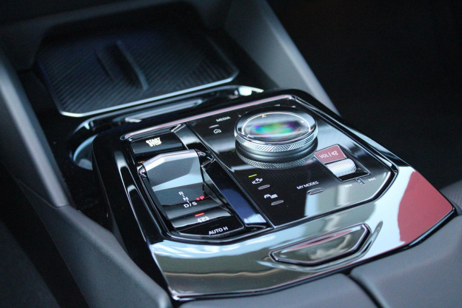 BMW 5 Serie 530e M-SPORT PRO 300PK (nieuw model) | PANORAMA DAK | M-SPORT PAKKET | M-SPORT AERODYNAMICA |  M-SPORT NAPPALEDEREN STUURWIEL MET SPORTBOOST FUNCTIE | BMW SHADOWLINE ADAPTIEVE LED KOPLAMPEN | ELEKTRISCH BEDIENBARE ACHTERKLEP |  BMW INDIVIDIUAL HIGH GLOSS EXTERIEUR RAAMLIJST AFWERKING | BMW LIVE COCKPIT PROFESSIONAL | ELEKTRISCH VERSTELBARE VOORSTOELEN MET VENTILATIE / VERWARMING EN GEHEUGEN OP DE BESTUURDERSSTOEL |  ACHTERBANKVERWARMING | 4-ZONE CLIMATE CONTROL | DONKER GETINTE ACHTERRUITEN | DONKERE HEMELBEKLEDING | DRIVE ASSISTANT | HARMAN KARDON Hi-Fi GELUIDSSYSTEEM