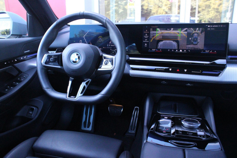 BMW 5 Serie 530e M-SPORT PRO 300PK (nieuw model) | PANORAMA DAK | M-SPORT PAKKET | M-SPORT AERODYNAMICA |  M-SPORT NAPPALEDEREN STUURWIEL MET SPORTBOOST FUNCTIE | BMW SHADOWLINE ADAPTIEVE LED KOPLAMPEN | ELEKTRISCH BEDIENBARE ACHTERKLEP |  BMW INDIVIDIUAL HIGH GLOSS EXTERIEUR RAAMLIJST AFWERKING | BMW LIVE COCKPIT PROFESSIONAL | ELEKTRISCH VERSTELBARE VOORSTOELEN MET VENTILATIE / VERWARMING EN GEHEUGEN OP DE BESTUURDERSSTOEL |  ACHTERBANKVERWARMING | 4-ZONE CLIMATE CONTROL | DONKER GETINTE ACHTERRUITEN | DONKERE HEMELBEKLEDING | DRIVE ASSISTANT | HARMAN KARDON Hi-Fi GELUIDSSYSTEEM