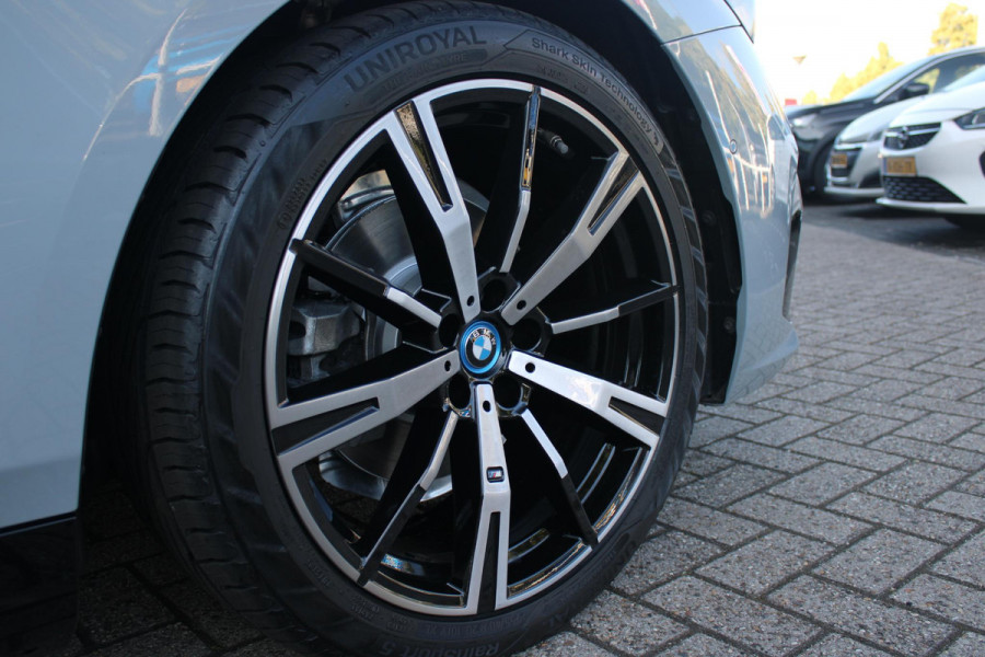 BMW 5 Serie 530e M-SPORT PRO 300PK (nieuw model) | PANORAMA DAK | M-SPORT PAKKET | M-SPORT AERODYNAMICA |  M-SPORT NAPPALEDEREN STUURWIEL MET SPORTBOOST FUNCTIE | BMW SHADOWLINE ADAPTIEVE LED KOPLAMPEN | ELEKTRISCH BEDIENBARE ACHTERKLEP |  BMW INDIVIDIUAL HIGH GLOSS EXTERIEUR RAAMLIJST AFWERKING | BMW LIVE COCKPIT PROFESSIONAL | ELEKTRISCH VERSTELBARE VOORSTOELEN MET VENTILATIE / VERWARMING EN GEHEUGEN OP DE BESTUURDERSSTOEL |  ACHTERBANKVERWARMING | 4-ZONE CLIMATE CONTROL | DONKER GETINTE ACHTERRUITEN | DONKERE HEMELBEKLEDING | DRIVE ASSISTANT | HARMAN KARDON Hi-Fi GELUIDSSYSTEEM
