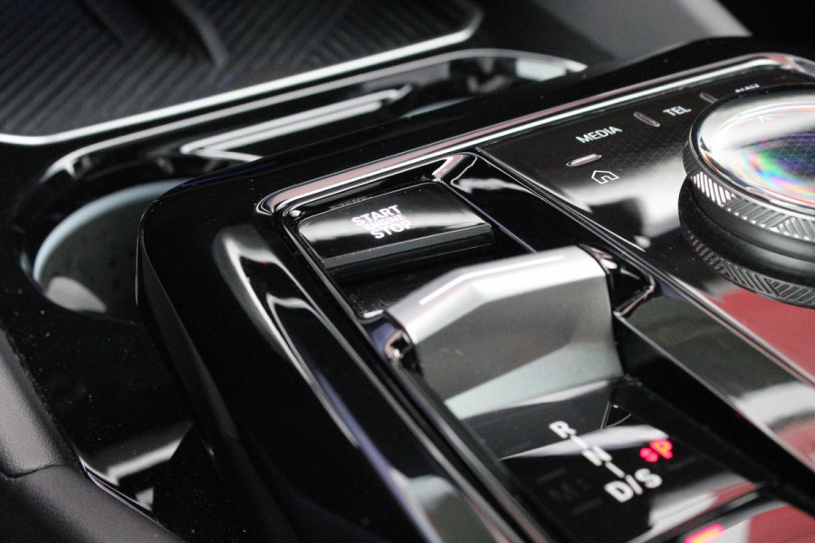 BMW 5 Serie 530e M-SPORT PRO 300PK (nieuw model) | PANORAMA DAK | M-SPORT PAKKET | M-SPORT AERODYNAMICA |  M-SPORT NAPPALEDEREN STUURWIEL MET SPORTBOOST FUNCTIE | BMW SHADOWLINE ADAPTIEVE LED KOPLAMPEN | ELEKTRISCH BEDIENBARE ACHTERKLEP |  BMW INDIVIDIUAL HIGH GLOSS EXTERIEUR RAAMLIJST AFWERKING | BMW LIVE COCKPIT PROFESSIONAL | ELEKTRISCH VERSTELBARE VOORSTOELEN MET VENTILATIE / VERWARMING EN GEHEUGEN OP DE BESTUURDERSSTOEL |  ACHTERBANKVERWARMING | 4-ZONE CLIMATE CONTROL | DONKER GETINTE ACHTERRUITEN | DONKERE HEMELBEKLEDING | DRIVE ASSISTANT | HARMAN KARDON Hi-Fi GELUIDSSYSTEEM
