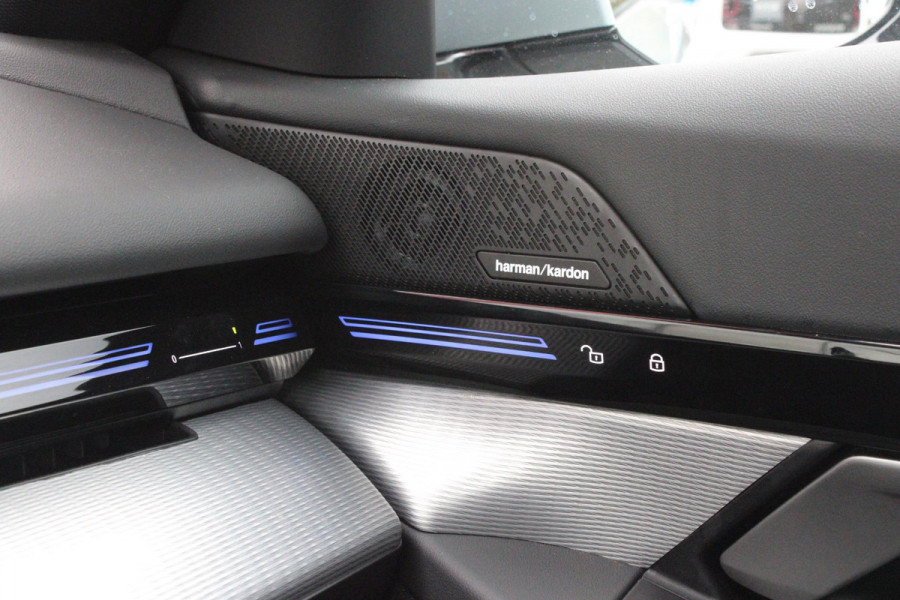 BMW 5 Serie 530e M-SPORT PRO 300PK (nieuw model) | PANORAMA DAK | M-SPORT PAKKET | M-SPORT AERODYNAMICA |  M-SPORT NAPPALEDEREN STUURWIEL MET SPORTBOOST FUNCTIE | BMW SHADOWLINE ADAPTIEVE LED KOPLAMPEN | ELEKTRISCH BEDIENBARE ACHTERKLEP |  BMW INDIVIDIUAL HIGH GLOSS EXTERIEUR RAAMLIJST AFWERKING | BMW LIVE COCKPIT PROFESSIONAL | ELEKTRISCH VERSTELBARE VOORSTOELEN MET VENTILATIE / VERWARMING EN GEHEUGEN OP DE BESTUURDERSSTOEL |  ACHTERBANKVERWARMING | 4-ZONE CLIMATE CONTROL | DONKER GETINTE ACHTERRUITEN | DONKERE HEMELBEKLEDING | DRIVE ASSISTANT | HARMAN KARDON Hi-Fi GELUIDSSYSTEEM