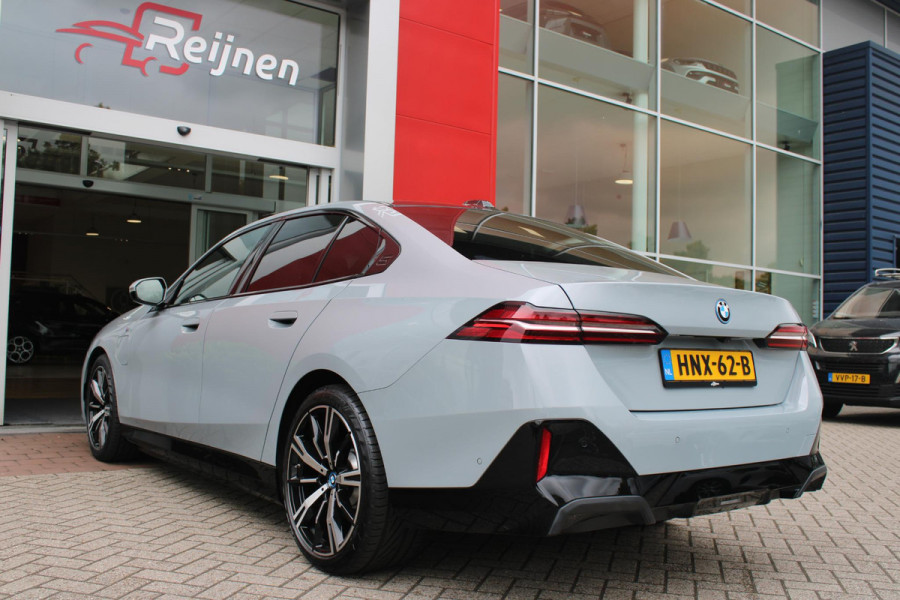 BMW 5 Serie 530e M-SPORT PRO 300PK (nieuw model) | PANORAMA DAK | M-SPORT PAKKET | M-SPORT AERODYNAMICA |  M-SPORT NAPPALEDEREN STUURWIEL MET SPORTBOOST FUNCTIE | BMW SHADOWLINE ADAPTIEVE LED KOPLAMPEN | ELEKTRISCH BEDIENBARE ACHTERKLEP |  BMW INDIVIDIUAL HIGH GLOSS EXTERIEUR RAAMLIJST AFWERKING | BMW LIVE COCKPIT PROFESSIONAL | ELEKTRISCH VERSTELBARE VOORSTOELEN MET VENTILATIE / VERWARMING EN GEHEUGEN OP DE BESTUURDERSSTOEL |  ACHTERBANKVERWARMING | 4-ZONE CLIMATE CONTROL | DONKER GETINTE ACHTERRUITEN | DONKERE HEMELBEKLEDING | DRIVE ASSISTANT | HARMAN KARDON Hi-Fi GELUIDSSYSTEEM