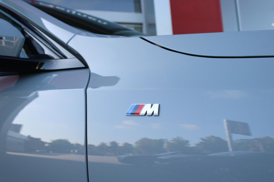 BMW 5 Serie 530e M-SPORT PRO 300PK (nieuw model) | PANORAMA DAK | M-SPORT PAKKET | M-SPORT AERODYNAMICA |  M-SPORT NAPPALEDEREN STUURWIEL MET SPORTBOOST FUNCTIE | BMW SHADOWLINE ADAPTIEVE LED KOPLAMPEN | ELEKTRISCH BEDIENBARE ACHTERKLEP |  BMW INDIVIDIUAL HIGH GLOSS EXTERIEUR RAAMLIJST AFWERKING | BMW LIVE COCKPIT PROFESSIONAL | ELEKTRISCH VERSTELBARE VOORSTOELEN MET VENTILATIE / VERWARMING EN GEHEUGEN OP DE BESTUURDERSSTOEL |  ACHTERBANKVERWARMING | 4-ZONE CLIMATE CONTROL | DONKER GETINTE ACHTERRUITEN | DONKERE HEMELBEKLEDING | DRIVE ASSISTANT | HARMAN KARDON Hi-Fi GELUIDSSYSTEEM
