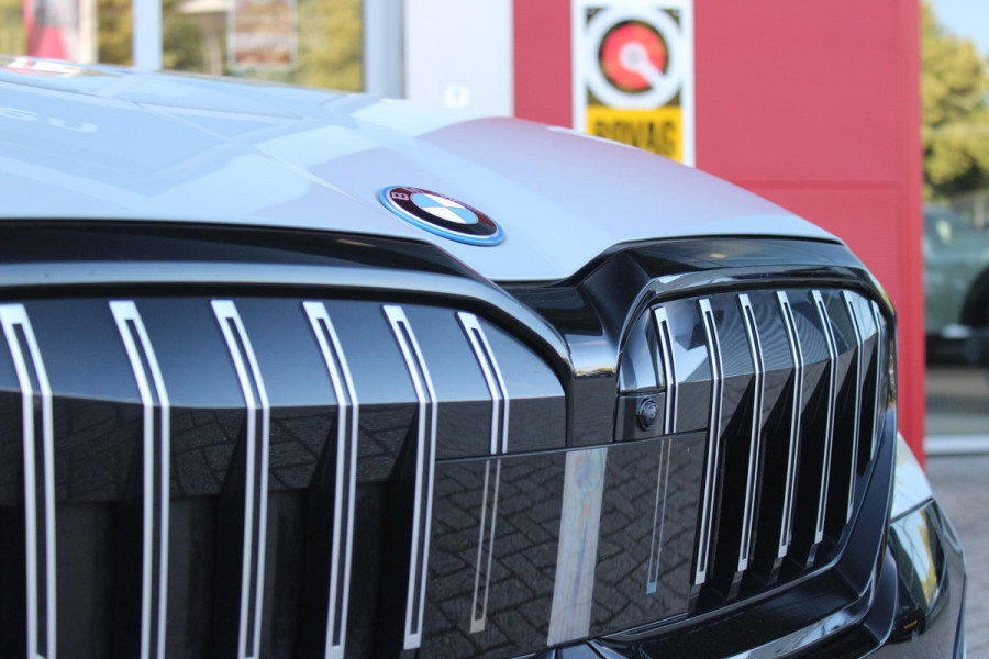 BMW 5 Serie 530e M-SPORT PRO 300PK (nieuw model) | PANORAMA DAK | M-SPORT PAKKET | M-SPORT AERODYNAMICA |  M-SPORT NAPPALEDEREN STUURWIEL MET SPORTBOOST FUNCTIE | BMW SHADOWLINE ADAPTIEVE LED KOPLAMPEN | ELEKTRISCH BEDIENBARE ACHTERKLEP |  BMW INDIVIDIUAL HIGH GLOSS EXTERIEUR RAAMLIJST AFWERKING | BMW LIVE COCKPIT PROFESSIONAL | ELEKTRISCH VERSTELBARE VOORSTOELEN MET VENTILATIE / VERWARMING EN GEHEUGEN OP DE BESTUURDERSSTOEL |  ACHTERBANKVERWARMING | 4-ZONE CLIMATE CONTROL | DONKER GETINTE ACHTERRUITEN | DONKERE HEMELBEKLEDING | DRIVE ASSISTANT | HARMAN KARDON Hi-Fi GELUIDSSYSTEEM