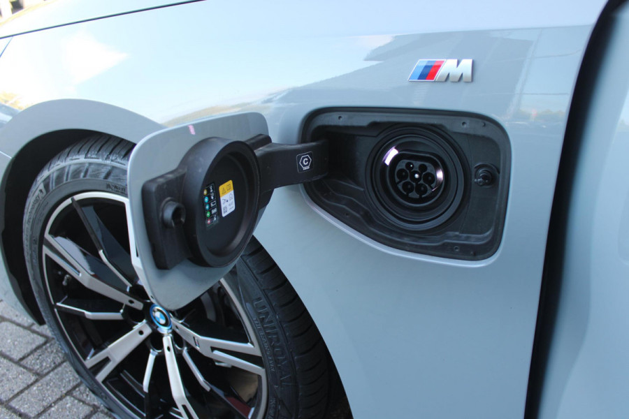 BMW 5 Serie 530e M-SPORT PRO 300PK (nieuw model) | PANORAMA DAK | M-SPORT PAKKET | M-SPORT AERODYNAMICA |  M-SPORT NAPPALEDEREN STUURWIEL MET SPORTBOOST FUNCTIE | BMW SHADOWLINE ADAPTIEVE LED KOPLAMPEN | ELEKTRISCH BEDIENBARE ACHTERKLEP |  BMW INDIVIDIUAL HIGH GLOSS EXTERIEUR RAAMLIJST AFWERKING | BMW LIVE COCKPIT PROFESSIONAL | ELEKTRISCH VERSTELBARE VOORSTOELEN MET VENTILATIE / VERWARMING EN GEHEUGEN OP DE BESTUURDERSSTOEL |  ACHTERBANKVERWARMING | 4-ZONE CLIMATE CONTROL | DONKER GETINTE ACHTERRUITEN | DONKERE HEMELBEKLEDING | DRIVE ASSISTANT | HARMAN KARDON Hi-Fi GELUIDSSYSTEEM