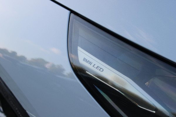BMW 5 Serie 530e M-SPORT PRO 300PK (nieuw model) | PANORAMA DAK | M-SPORT PAKKET | M-SPORT AERODYNAMICA |  M-SPORT NAPPALEDEREN STUURWIEL MET SPORTBOOST FUNCTIE | BMW SHADOWLINE ADAPTIEVE LED KOPLAMPEN | ELEKTRISCH BEDIENBARE ACHTERKLEP |  BMW INDIVIDIUAL HIGH GLOSS EXTERIEUR RAAMLIJST AFWERKING | BMW LIVE COCKPIT PROFESSIONAL | ELEKTRISCH VERSTELBARE VOORSTOELEN MET VENTILATIE / VERWARMING EN GEHEUGEN OP DE BESTUURDERSSTOEL |  ACHTERBANKVERWARMING | 4-ZONE CLIMATE CONTROL | DONKER GETINTE ACHTERRUITEN | DONKERE HEMELBEKLEDING | DRIVE ASSISTANT | HARMAN KARDON Hi-Fi GELUIDSSYSTEEM