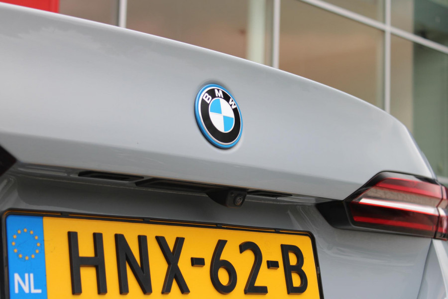 BMW 5 Serie 530e M-SPORT PRO 300PK (nieuw model) | PANORAMA DAK | M-SPORT PAKKET | M-SPORT AERODYNAMICA |  M-SPORT NAPPALEDEREN STUURWIEL MET SPORTBOOST FUNCTIE | BMW SHADOWLINE ADAPTIEVE LED KOPLAMPEN | ELEKTRISCH BEDIENBARE ACHTERKLEP |  BMW INDIVIDIUAL HIGH GLOSS EXTERIEUR RAAMLIJST AFWERKING | BMW LIVE COCKPIT PROFESSIONAL | ELEKTRISCH VERSTELBARE VOORSTOELEN MET VENTILATIE / VERWARMING EN GEHEUGEN OP DE BESTUURDERSSTOEL |  ACHTERBANKVERWARMING | 4-ZONE CLIMATE CONTROL | DONKER GETINTE ACHTERRUITEN | DONKERE HEMELBEKLEDING | DRIVE ASSISTANT | HARMAN KARDON Hi-Fi GELUIDSSYSTEEM