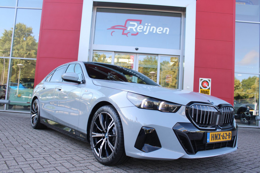 BMW 5 Serie 530e M-SPORT PRO 300PK (nieuw model) | PANORAMA DAK | M-SPORT PAKKET | M-SPORT AERODYNAMICA |  M-SPORT NAPPALEDEREN STUURWIEL MET SPORTBOOST FUNCTIE | BMW SHADOWLINE ADAPTIEVE LED KOPLAMPEN | ELEKTRISCH BEDIENBARE ACHTERKLEP |  BMW INDIVIDIUAL HIGH GLOSS EXTERIEUR RAAMLIJST AFWERKING | BMW LIVE COCKPIT PROFESSIONAL | ELEKTRISCH VERSTELBARE VOORSTOELEN MET VENTILATIE / VERWARMING EN GEHEUGEN OP DE BESTUURDERSSTOEL |  ACHTERBANKVERWARMING | 4-ZONE CLIMATE CONTROL | DONKER GETINTE ACHTERRUITEN | DONKERE HEMELBEKLEDING | DRIVE ASSISTANT | HARMAN KARDON Hi-Fi GELUIDSSYSTEEM