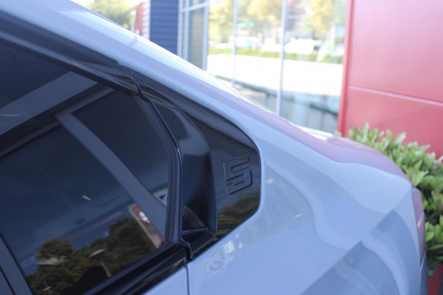 BMW 5 Serie 530e M-SPORT PRO 300PK (nieuw model) | PANORAMA DAK | M-SPORT PAKKET | M-SPORT AERODYNAMICA |  M-SPORT NAPPALEDEREN STUURWIEL MET SPORTBOOST FUNCTIE | BMW SHADOWLINE ADAPTIEVE LED KOPLAMPEN | ELEKTRISCH BEDIENBARE ACHTERKLEP |  BMW INDIVIDIUAL HIGH GLOSS EXTERIEUR RAAMLIJST AFWERKING | BMW LIVE COCKPIT PROFESSIONAL | ELEKTRISCH VERSTELBARE VOORSTOELEN MET VENTILATIE / VERWARMING EN GEHEUGEN OP DE BESTUURDERSSTOEL |  ACHTERBANKVERWARMING | 4-ZONE CLIMATE CONTROL | DONKER GETINTE ACHTERRUITEN | DONKERE HEMELBEKLEDING | DRIVE ASSISTANT | HARMAN KARDON Hi-Fi GELUIDSSYSTEEM