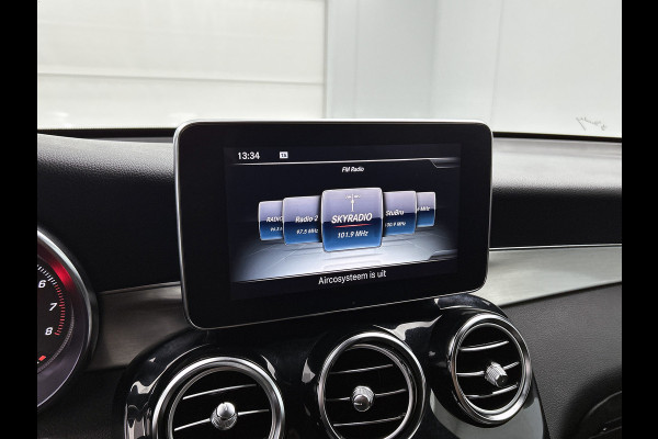 Mercedes-Benz GLC 250 4MATIC Business Solution AMG | Schuif/kanteldak | Treeplanken | 5 spaaks licht metalen velgen | Navigatie Parking support met camera achter | Inclusief 12 Maanden Garantie