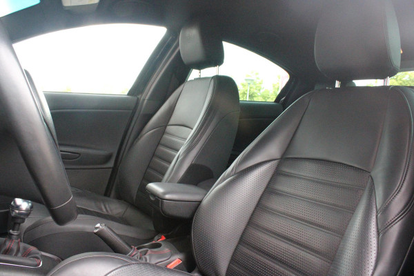 Alfa Romeo Giulietta 1.4 120PK TURBO SPRINT | LEDEREN BEKLEDING | AFNEEMBARE TREHAAK | ALL SEASON BANDEN | NAVIGATIE | CLIMATE CONTROL | CRUISE CONTROL | CARBON INTERIEUR AFWERKING | 18" LICHTMETALEN VELGEN | DAB+ RADIO | PARKEER SENSOREN |
