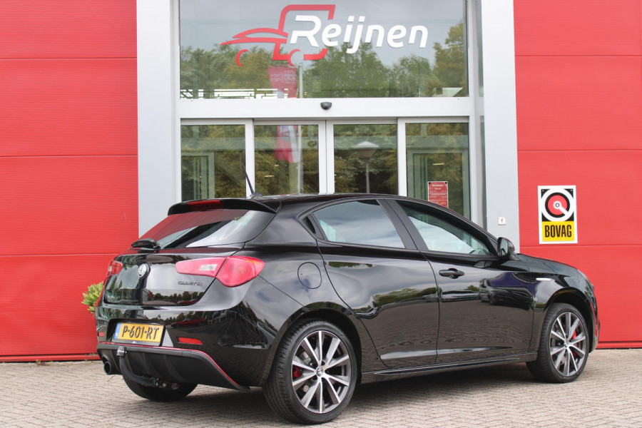 Alfa Romeo Giulietta 1.4 120PK TURBO SPRINT | LEDEREN BEKLEDING | AFNEEMBARE TREHAAK | ALL SEASON BANDEN | NAVIGATIE | CLIMATE CONTROL | CRUISE CONTROL | CARBON INTERIEUR AFWERKING | 18" LICHTMETALEN VELGEN | DAB+ RADIO | PARKEER SENSOREN |