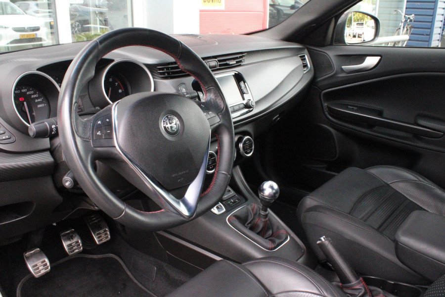 Alfa Romeo Giulietta 1.4 120PK TURBO SPRINT | LEDEREN BEKLEDING | AFNEEMBARE TREHAAK | ALL SEASON BANDEN | NAVIGATIE | CLIMATE CONTROL | CRUISE CONTROL | CARBON INTERIEUR AFWERKING | 18" LICHTMETALEN VELGEN | DAB+ RADIO | PARKEER SENSOREN |