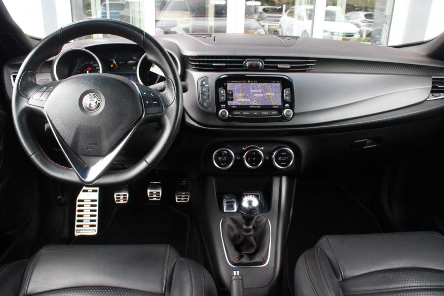 Alfa Romeo Giulietta 1.4 120PK TURBO SPRINT | LEDEREN BEKLEDING | AFNEEMBARE TREHAAK | ALL SEASON BANDEN | NAVIGATIE | CLIMATE CONTROL | CRUISE CONTROL | CARBON INTERIEUR AFWERKING | 18" LICHTMETALEN VELGEN | DAB+ RADIO | PARKEER SENSOREN |