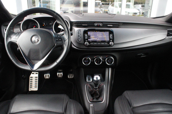Alfa Romeo Giulietta 1.4 120PK TURBO SPRINT | LEDEREN BEKLEDING | AFNEEMBARE TREHAAK | ALL SEASON BANDEN | NAVIGATIE | CLIMATE CONTROL | CRUISE CONTROL | CARBON INTERIEUR AFWERKING | 18" LICHTMETALEN VELGEN | DAB+ RADIO | PARKEER SENSOREN |