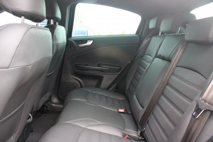 Alfa Romeo Giulietta 1.4 120PK TURBO SPRINT | LEDEREN BEKLEDING | AFNEEMBARE TREHAAK | ALL SEASON BANDEN | NAVIGATIE | CLIMATE CONTROL | CRUISE CONTROL | CARBON INTERIEUR AFWERKING | 18" LICHTMETALEN VELGEN | DAB+ RADIO | PARKEER SENSOREN |