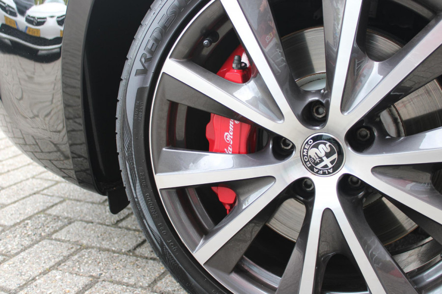 Alfa Romeo Giulietta 1.4 120PK TURBO SPRINT | LEDEREN BEKLEDING | AFNEEMBARE TREHAAK | ALL SEASON BANDEN | NAVIGATIE | CLIMATE CONTROL | CRUISE CONTROL | CARBON INTERIEUR AFWERKING | 18" LICHTMETALEN VELGEN | DAB+ RADIO | PARKEER SENSOREN |