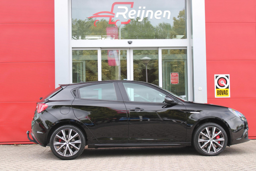 Alfa Romeo Giulietta 1.4 120PK TURBO SPRINT | LEDEREN BEKLEDING | AFNEEMBARE TREHAAK | ALL SEASON BANDEN | NAVIGATIE | CLIMATE CONTROL | CRUISE CONTROL | CARBON INTERIEUR AFWERKING | 18" LICHTMETALEN VELGEN | DAB+ RADIO | PARKEER SENSOREN |