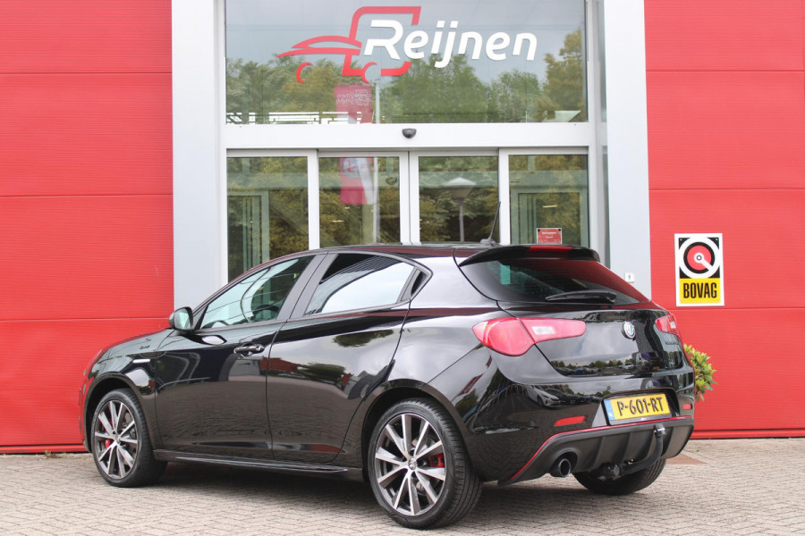Alfa Romeo Giulietta 1.4 120PK TURBO SPRINT | LEDEREN BEKLEDING | AFNEEMBARE TREHAAK | ALL SEASON BANDEN | NAVIGATIE | CLIMATE CONTROL | CRUISE CONTROL | CARBON INTERIEUR AFWERKING | 18" LICHTMETALEN VELGEN | DAB+ RADIO | PARKEER SENSOREN |