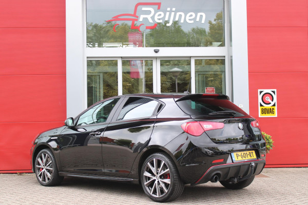 Alfa Romeo Giulietta 1.4 120PK TURBO SPRINT | LEDEREN BEKLEDING | AFNEEMBARE TREHAAK | ALL SEASON BANDEN | NAVIGATIE | CLIMATE CONTROL | CRUISE CONTROL | CARBON INTERIEUR AFWERKING | 18" LICHTMETALEN VELGEN | DAB+ RADIO | PARKEER SENSOREN |