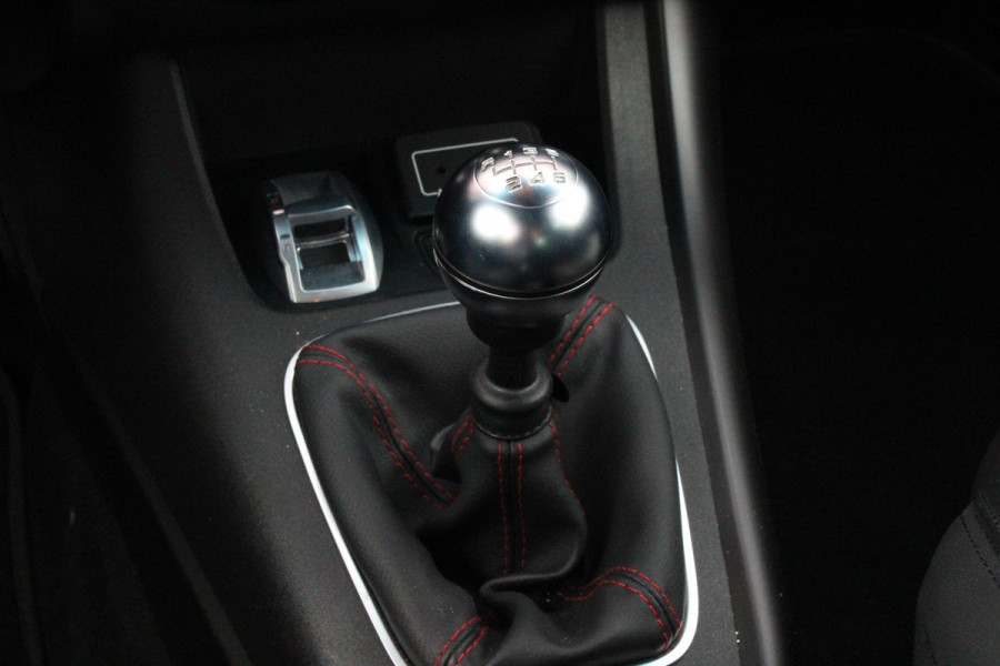 Alfa Romeo Giulietta 1.4 120PK TURBO SPRINT | LEDEREN BEKLEDING | AFNEEMBARE TREHAAK | ALL SEASON BANDEN | NAVIGATIE | CLIMATE CONTROL | CRUISE CONTROL | CARBON INTERIEUR AFWERKING | 18" LICHTMETALEN VELGEN | DAB+ RADIO | PARKEER SENSOREN |