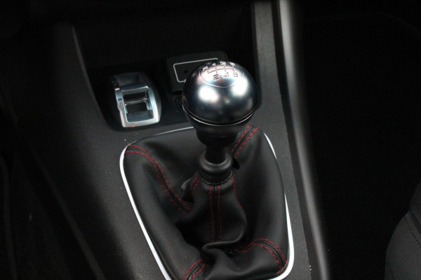 Alfa Romeo Giulietta 1.4 120PK TURBO SPRINT | LEDEREN BEKLEDING | AFNEEMBARE TREHAAK | ALL SEASON BANDEN | NAVIGATIE | CLIMATE CONTROL | CRUISE CONTROL | CARBON INTERIEUR AFWERKING | 18" LICHTMETALEN VELGEN | DAB+ RADIO | PARKEER SENSOREN |