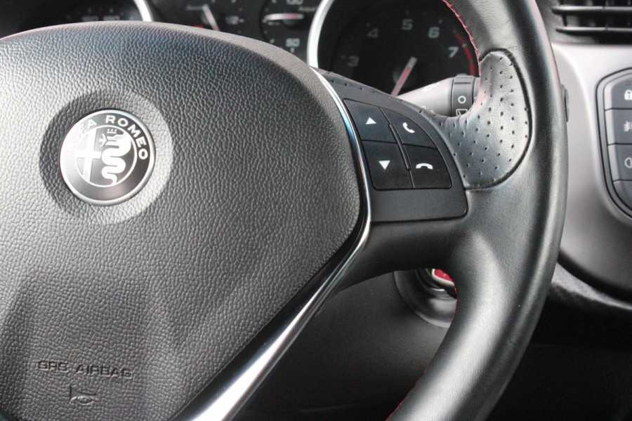 Alfa Romeo Giulietta 1.4 120PK TURBO SPRINT | LEDEREN BEKLEDING | AFNEEMBARE TREHAAK | ALL SEASON BANDEN | NAVIGATIE | CLIMATE CONTROL | CRUISE CONTROL | CARBON INTERIEUR AFWERKING | 18" LICHTMETALEN VELGEN | DAB+ RADIO | PARKEER SENSOREN |
