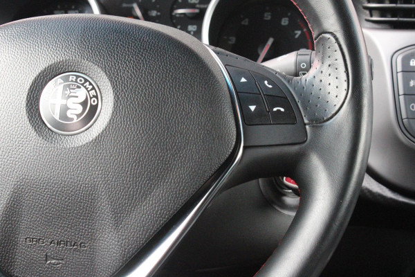 Alfa Romeo Giulietta 1.4 120PK TURBO SPRINT | LEDEREN BEKLEDING | AFNEEMBARE TREHAAK | ALL SEASON BANDEN | NAVIGATIE | CLIMATE CONTROL | CRUISE CONTROL | CARBON INTERIEUR AFWERKING | 18" LICHTMETALEN VELGEN | DAB+ RADIO | PARKEER SENSOREN |
