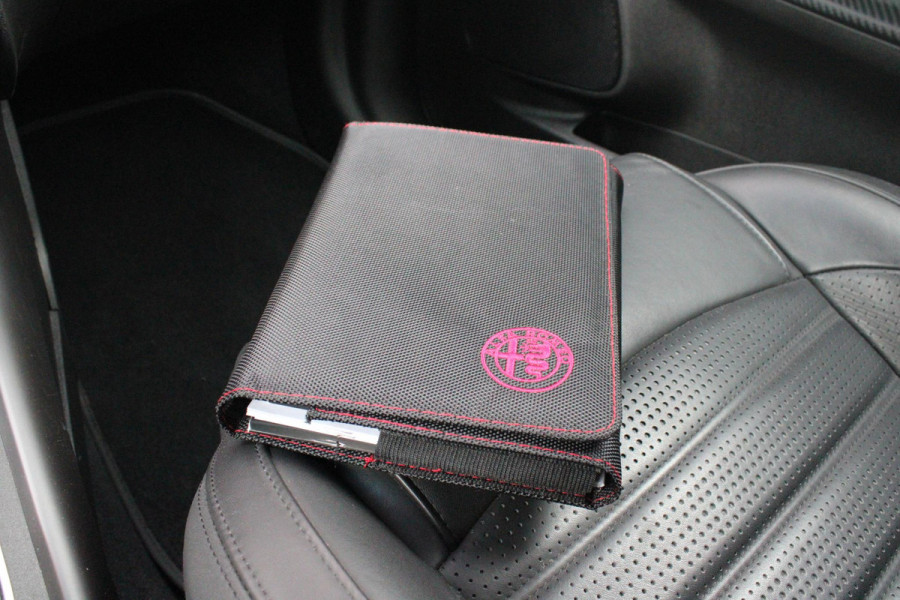 Alfa Romeo Giulietta 1.4 120PK TURBO SPRINT | LEDEREN BEKLEDING | AFNEEMBARE TREHAAK | ALL SEASON BANDEN | NAVIGATIE | CLIMATE CONTROL | CRUISE CONTROL | CARBON INTERIEUR AFWERKING | 18" LICHTMETALEN VELGEN | DAB+ RADIO | PARKEER SENSOREN |