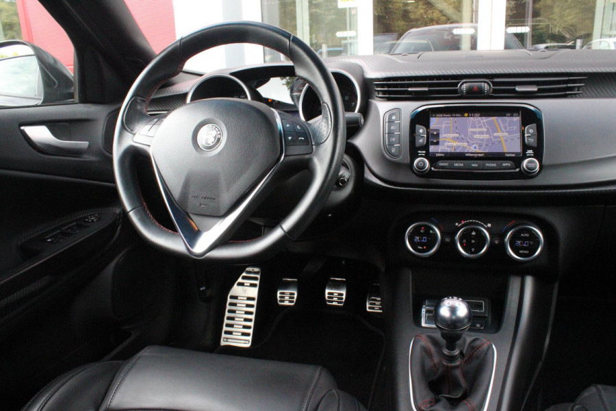 Alfa Romeo Giulietta 1.4 120PK TURBO SPRINT | LEDEREN BEKLEDING | AFNEEMBARE TREHAAK | ALL SEASON BANDEN | NAVIGATIE | CLIMATE CONTROL | CRUISE CONTROL | CARBON INTERIEUR AFWERKING | 18" LICHTMETALEN VELGEN | DAB+ RADIO | PARKEER SENSOREN |