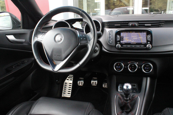 Alfa Romeo Giulietta 1.4 120PK TURBO SPRINT | LEDEREN BEKLEDING | AFNEEMBARE TREHAAK | ALL SEASON BANDEN | NAVIGATIE | CLIMATE CONTROL | CRUISE CONTROL | CARBON INTERIEUR AFWERKING | 18" LICHTMETALEN VELGEN | DAB+ RADIO | PARKEER SENSOREN |