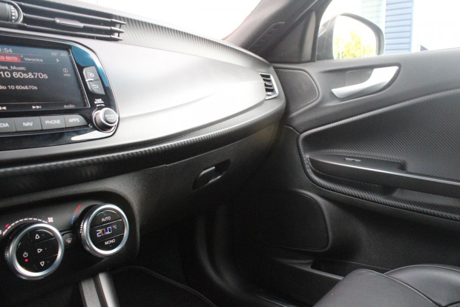 Alfa Romeo Giulietta 1.4 120PK TURBO SPRINT | LEDEREN BEKLEDING | AFNEEMBARE TREHAAK | ALL SEASON BANDEN | NAVIGATIE | CLIMATE CONTROL | CRUISE CONTROL | CARBON INTERIEUR AFWERKING | 18" LICHTMETALEN VELGEN | DAB+ RADIO | PARKEER SENSOREN |