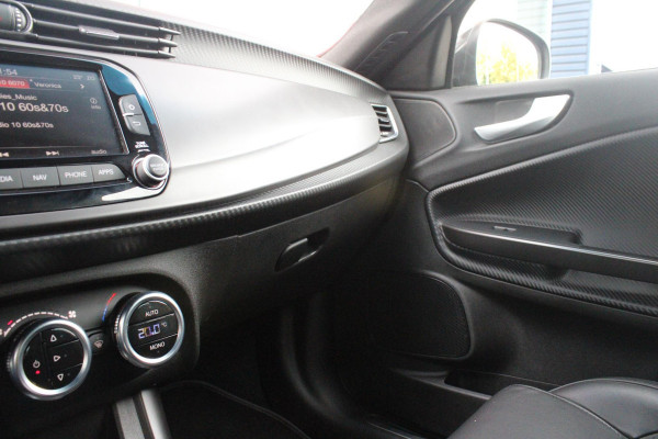 Alfa Romeo Giulietta 1.4 120PK TURBO SPRINT | LEDEREN BEKLEDING | AFNEEMBARE TREHAAK | ALL SEASON BANDEN | NAVIGATIE | CLIMATE CONTROL | CRUISE CONTROL | CARBON INTERIEUR AFWERKING | 18" LICHTMETALEN VELGEN | DAB+ RADIO | PARKEER SENSOREN |