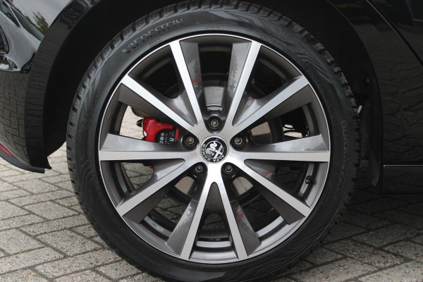 Alfa Romeo Giulietta 1.4 120PK TURBO SPRINT | LEDEREN BEKLEDING | AFNEEMBARE TREHAAK | ALL SEASON BANDEN | NAVIGATIE | CLIMATE CONTROL | CRUISE CONTROL | CARBON INTERIEUR AFWERKING | 18" LICHTMETALEN VELGEN | DAB+ RADIO | PARKEER SENSOREN |