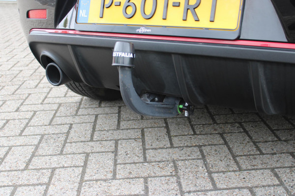 Alfa Romeo Giulietta 1.4 120PK TURBO SPRINT | LEDEREN BEKLEDING | AFNEEMBARE TREHAAK | ALL SEASON BANDEN | NAVIGATIE | CLIMATE CONTROL | CRUISE CONTROL | CARBON INTERIEUR AFWERKING | 18" LICHTMETALEN VELGEN | DAB+ RADIO | PARKEER SENSOREN |