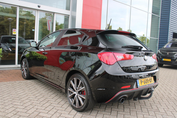 Alfa Romeo Giulietta 1.4 120PK TURBO SPRINT | LEDEREN BEKLEDING | AFNEEMBARE TREHAAK | ALL SEASON BANDEN | NAVIGATIE | CLIMATE CONTROL | CRUISE CONTROL | CARBON INTERIEUR AFWERKING | 18" LICHTMETALEN VELGEN | DAB+ RADIO | PARKEER SENSOREN |