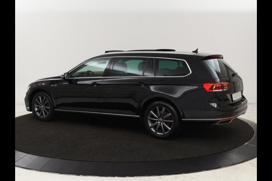 Volkswagen Passat 1.4 TSI GTE | Panoramadak | Stoelverwarming | Leder/Alcantara | Camera | Carplay | Adaptive cruise | Matrix LED | Massage | Navigatie