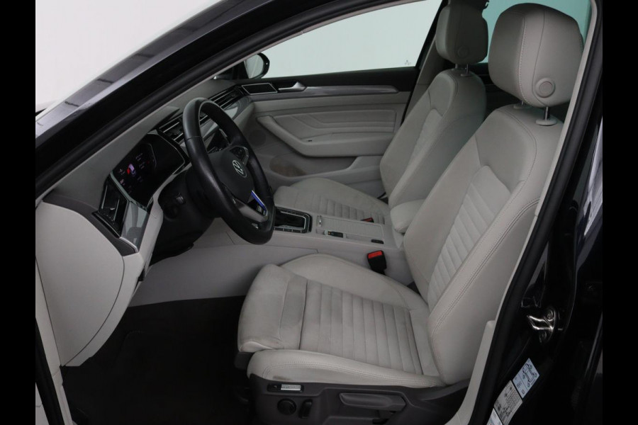 Volkswagen Passat 1.4 TSI GTE | Panoramadak | Stoelverwarming | Leder/Alcantara | Camera | Carplay | Adaptive cruise | Matrix LED | Massage | Navigatie